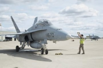 El piloto de Suzuki Maverick Viñales  ha pilotado el avión de combate F-18 de la Base Aérea de Zaragoza, con el que ha pasado del asfalto del circuito de MotorLand, donde competirá el próximo domingo en MotoGP, al cielo de Aragón. Viñales, cuyo nombre, Maverick, se debe al fervor que sentía su padre, Ángel, por el protagonista de la película "Top Gun" que protagonizaba Tom Cruise, y en el que interpretaba el papel de un piloto de combate, ha logrado hoy hacer realidad otra de sus pasiones al subirse a un caza del ejército español.