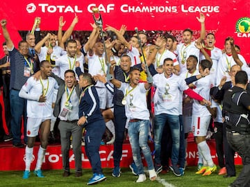 Wydad Casablanca's players celebrate after winning the CAF Champions League final football match between Egypt's Al-Ahly and Morocco's Wydad Casablanca on November 4, 2017, at Mohamed V Stadium in Casablanca.  / 