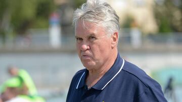 Guss Hiddink dirigiendo a China en el torneo Maurice Revello.