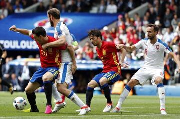 Aduriz y Silva marcados por varios rivales.