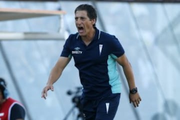 Futbol, Colo Colo vs Universidad Catolica
Quinta fecha, campeonato de Clausura 2016/17
El entrenador de Universidad Catolica Mario Salas da instrucciones a sus jugadores durante el partido de primera division contra Colo Colo disputado en el estadio Monumental de Santiago, Chile.
04/03/2017
Javier Torres/Photosport
*************

Football, Colo Colo vs Universidad Catolica
Fifth date, Clousure Championship 2016/17
Universidad Catolica's manager Mario Salas instructs his players during the first division football match against Colo Colo at the Monuemnatl stadium in Santiago, Chile.
04/03/2017
Javier Torres/Photosport