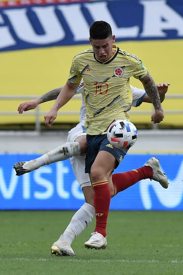 Colombia cayó goleado ante Uruguay en Barranquilla y tendrá que buscar puntos en su visita a Ecuador en Quito