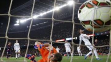 Casillas ve c&oacute;mo el bal&oacute;n entra en la porter&iacute;a.