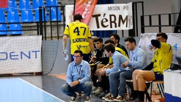 Jacobo Cuétara, de cuclillas, dirigiendo al Bidasoa.