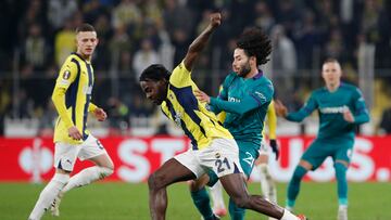 Soccer Football - Europa League - Knockout Phase Playoff - First Leg - Fenerbahce v Anderlecht - Sukru Saracoglu Stadium, Istanbul, Turkey - February 13, 2025 Fenerbahce's Bright Osayi-Samuel in action with Anderlecht's Cesar Huerta REUTERS/Dilara Senkaya
