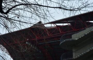 Parte del techo de la grada de Río del estadio de Balaídos ha perdido la cubierta debido al temporal que ha obligado a decretar la alerta roja en las Rías Bajas.