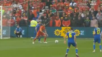 Mateu Lahoz enfada a toda Ucrania con un penalti que solo ¨¦l y el VAR no vieron