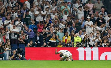 El '14' del Real Madrid celebra con rabia, golpeando el césped con el puño, su tanto a la UD Las Palmas que supuso el 2-0 en el marcador, y que a la postre fue definitivo.