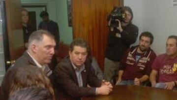 <b>CON EL ALCALDE. </b>Miguel Anxo Fernández estuvo ayer con los aficionados del Pontevedra.