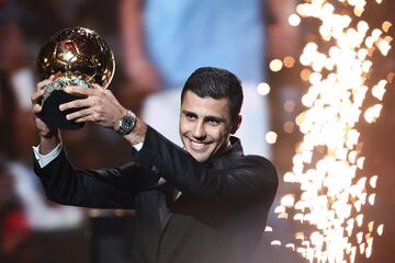 El centrocampista español del Manchester City, Rodri, recibe el Balón de Oro durante la ceremonia de entrega de premios del Balón de Oro 2024 de France Football en el Teatro du Chatelet en París