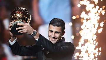 El centrocampista español del Manchester City, Rodri, recibe el Balón de Oro durante la ceremonia de entrega de premios del Balón de Oro 2024 de France Football en el Teatro du Chatelet en París