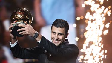 El centrocampista español del Manchester City, Rodri, recibe el Balón de Oro durante la ceremonia de entrega de premios del Balón de Oro 2024 de France Football en el Teatro du Chatelet en París