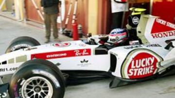 <b>SEGUNDOS. </B>Los BAR-Honda de de Sato y Button quedaron por detrás de los dos Renault.