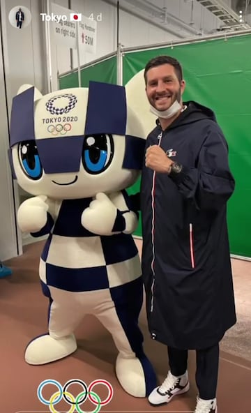 Gignac con una de las mascotas de Tokio 2020