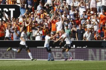 El delantero argentino del Valencia Pablo Piatti celebra el gol marcado al Espanyol, durante el partido de la tercera jornada de Liga de Primera División, disputado esta tarde en el estadio de Mestalla.