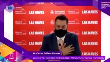 Insólito: ¡un concejal español simuló que hablaba inglés gracias a la mascarilla!