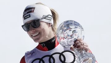 El Tarter (Andorra), 16/03/2023.- Women's Super G World Cup winner Lara Gut-Behrami of Switzerland celebrates with the trophy after the Women's Super G race at the FIS Alpine Skiing World Cup finals in the skiing resort of El Tarter, Andorra, 16 March 2023. (Suiza) EFE/EPA/Guillaume Horcajuelo
