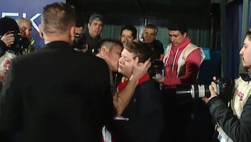 Este peque?o hincha se emocion車 tras recibir la camiseta de Canales