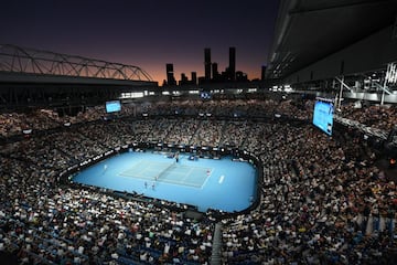 La Rod Laver Arena es la pista principal de Melbourne Park, el Grand Slam que abre la temporada. El recinto lleva el nombre de 'The Rocket', el único hombre que ha completado el Grand Slam en un año (en dos ocasiones (1962 y 1969). Sus gradas pueden acoger a 14.820 espectadores. Abrió sus puertas en 1988 y fue renovado en 1995. Fue la primera pista de tenis con techo móvil.