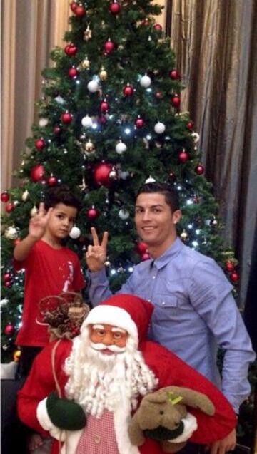 Cristiano fue el primero en inaugurar la Navidad en su casa. En la foto con su hijo.