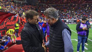 Martin Anselmi head coach of Cruz Azul and Juan Carlos Osorio head coach of Tijuana during the Quarter final first leg round match between Tijuana and Cruz Azul as part of the Liga BBVA MX, Torneo Apertura 2024 at Caliente Stadium on November 27, 2024 in Tijuana, Baja California, Mexico.