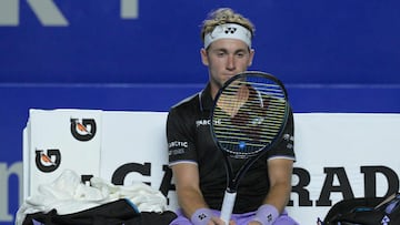 El tenista noruego Casper Ruud observa su raqueta durante su partido ante Taro Daniel en el Abierto Mexicano de Tenis Telcel de Acapulco.