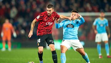 Dani Rodríguez conduce ante Fran Beltrán.