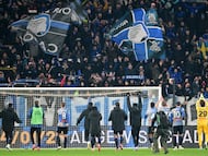 Soccer Football - Serie A - Atalanta v Empoli - Gewiss Stadium, Bergamo, Italy - December 22, 2024 Atalanta players celebrate with their fans after the match REUTERS/Daniele Mascolo