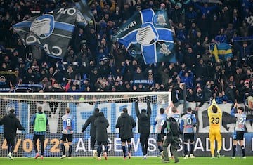 Soccer Football - Serie A - Atalanta v Empoli - Gewiss Stadium, Bergamo, Italy - December 22, 2024 Atalanta players celebrate with their fans after the match REUTERS/Daniele Mascolo