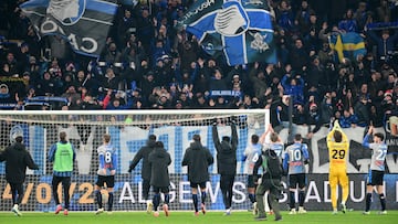 Soccer Football - Serie A - Atalanta v Empoli - Gewiss Stadium, Bergamo, Italy - December 22, 2024 Atalanta players celebrate with their fans after the match REUTERS/Daniele Mascolo