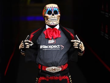 Un hombre ataviado por el D¨ªa de los Muertos camina por el paddock del Aut¨®dromo de los Hermanos Rodr¨ªguez.