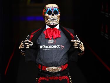 Un hombre ataviado por el Día de los Muertos camina por el paddock del Autódromo de los Hermanos Rodríguez.