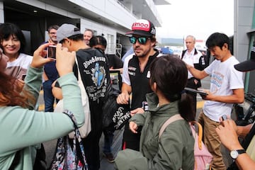 Alonso, entre los fans.