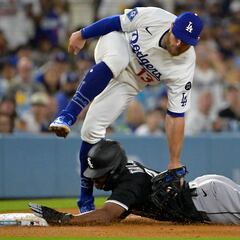 Alarm bells ring as Dodgers lose major bat, and the timing couldn’t be worse