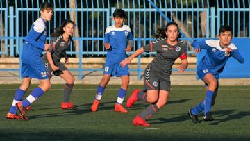 El Zaragoza CFF infantil durante un partido.