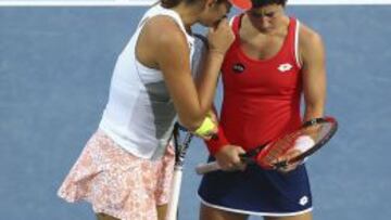 Garbiñe Muguruza y Carla Suarez intercambian opiniones en su partido de dobles.