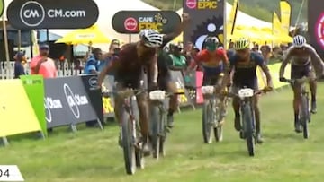 Forster y Sch&uuml;rter celebran su victoria en la segunda etapa de la Cape Epic 2022.