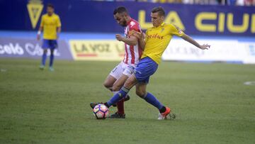 Brian Oliv&aacute;n recupera un bal&oacute;n en el C&aacute;diz vs Girona