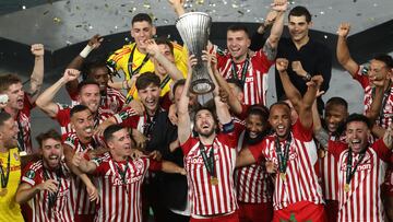 Piraeus (Greece), 29/05/2024.- Olympiacos celebrates with the trophy after winning the UEFA Europa Conference League final soccer match between Olympiacos and Fiorentina in Piraeus, Greece, 29 May 2024. (Grecia, Pireo) EFE/EPA/GEORGE VITSARAS
