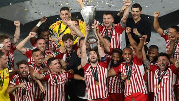 Piraeus (Greece), 29/05/2024.- Olympiacos celebrates with the trophy after winning the UEFA Europa Conference League final soccer match between Olympiacos and Fiorentina in Piraeus, Greece, 29 May 2024. (Grecia, Pireo) EFE/EPA/GEORGE VITSARAS