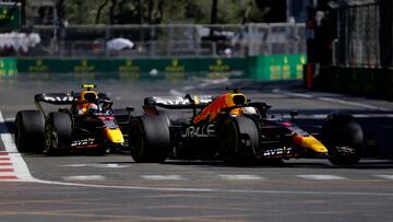 Max Verstappen y Sergio P¨¦rez (Red Bull RB18). Bak¨², Azerbaiy¨¢n. F1 2022.