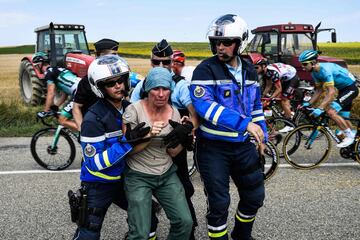 Protests and tear gas in the 16th stage of the Tour de France