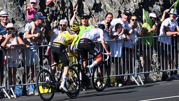 Los ciclistas Tadej Pogacar y Jonas Vingegaard, durante la subida al Alpe d'Huez en la duodécima etapa del Tour de Francia 2022.