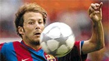 <b>SACRIFICADO</B>. Gaizka Mendieta sufre un gran desgaste con Louis van Gaal.