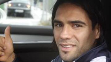 <b>AYER. </b>Falcao levanta el pulgar al salir de su coche del Cerro del Espino tras su sesión de trabajo.