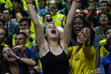 La Selección Colombia de voleibol detonó alegría en el Coliseo El Salitre al ganarle a Perú 3-0. El país sueña con un cupo a Tokio que se define contra Argentina.