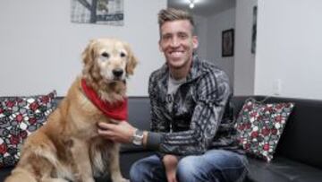 El arquero de Millonarios, Nicol&aacute;s Vikonis con su mascota Lola