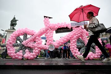 Se disputó la quinta etapa del Giro de Italia entre las localidades de Atripalda y Salerno, con un recorrido de 171 km. Una gran bicicleta de globos rosas daba la bienvenida bajo la lluvia a aficionados y corredores antes del comienzo de la carrera. Groves se impuso en Salerno y Evenepoel se fue al suelo, aunque sigue líder de la general.