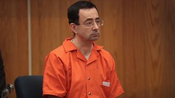 Larry Nassar escucha la sentencia dictada por la jueza Janice Cunningham en el Eaton County Circuit Court por delitos de abuso sexual.