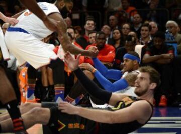 Carmelo Anthony de los Knicks y Tiago Splitter de los Hawks.